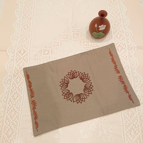 ベトナム手刺繍ハンドメイドマット2枚セット 蓮花 グレー色 に茶