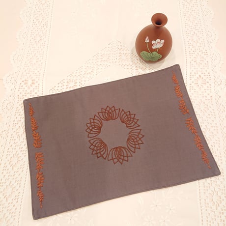 ベトナム手刺繍ハンドメイドマット2枚セット 蓮花 茶色 に茶