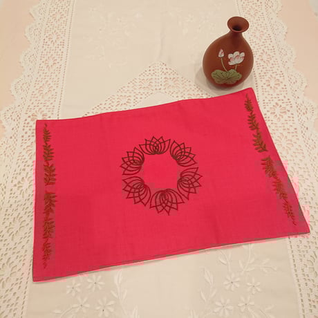 ベトナム手刺繍ハンドメイドマット2枚セット 蓮花 赤色 に茶
