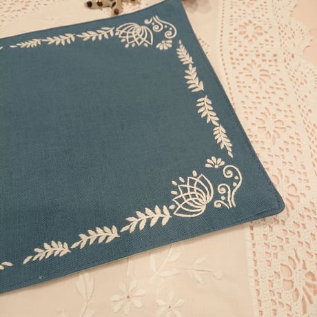 ベトナム手刺繍ハンドメイドマット 青色