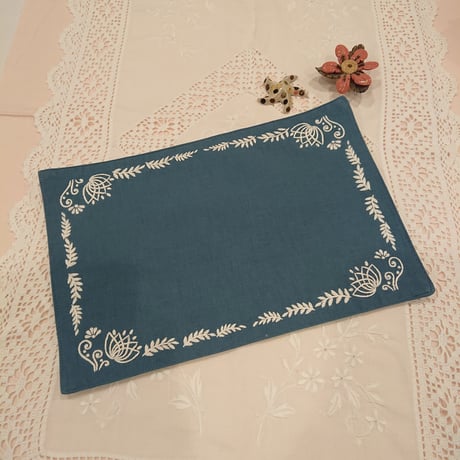 ベトナム手刺繍ハンドメイドマット 青色
