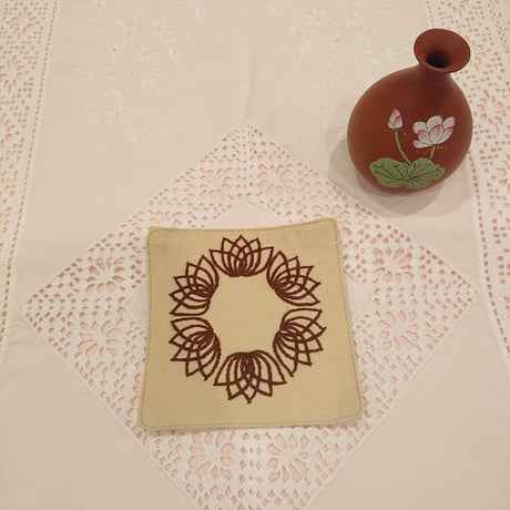 ベトナム手刺繍ハンドメイド コースター2枚セット 蓮花 バニラ色 に茶
