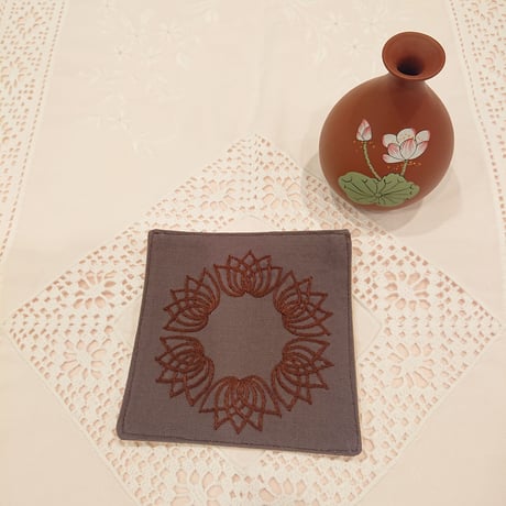 ベトナム手刺繍ハンドメイド コースター2枚セット 蓮花 茶色 に茶