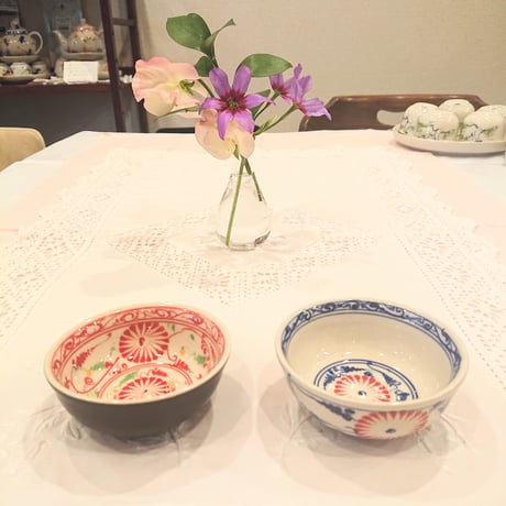 バッチャン焼き 小椀皿 菊柄 茶色に赤 2個セット