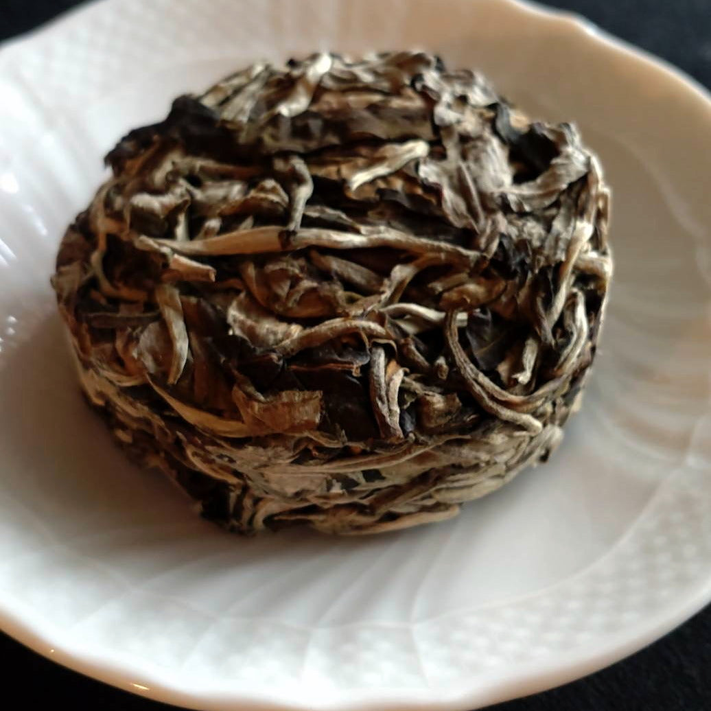 月餅茶の表面。白毫ののった芽と大葉が層をなして固められている