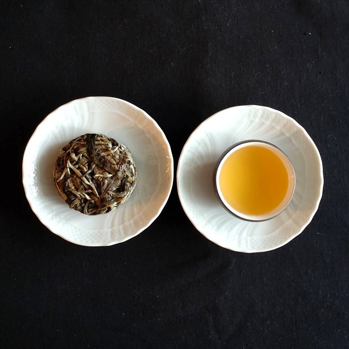 月餅茶の茶餅と、金色に透ける水色